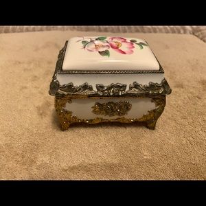 Wind up mini music box.